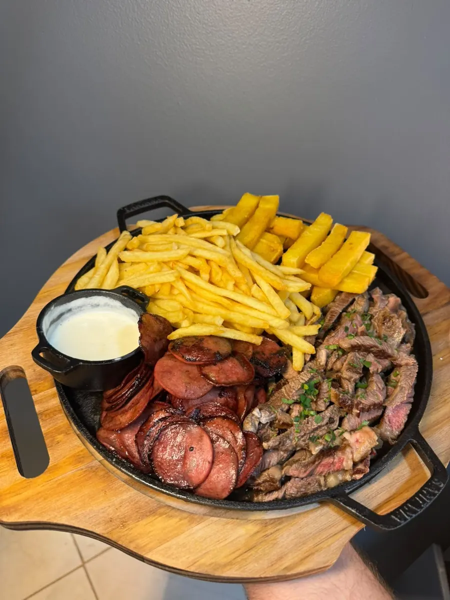 Porção mista na chapa com calabresa, carne, batata frita, polenta frita e molho